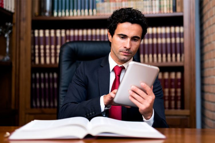تطور أدوات قراءة الكتب القانونية الإلكترونية وتأثيرها على الباحثين والمحامين